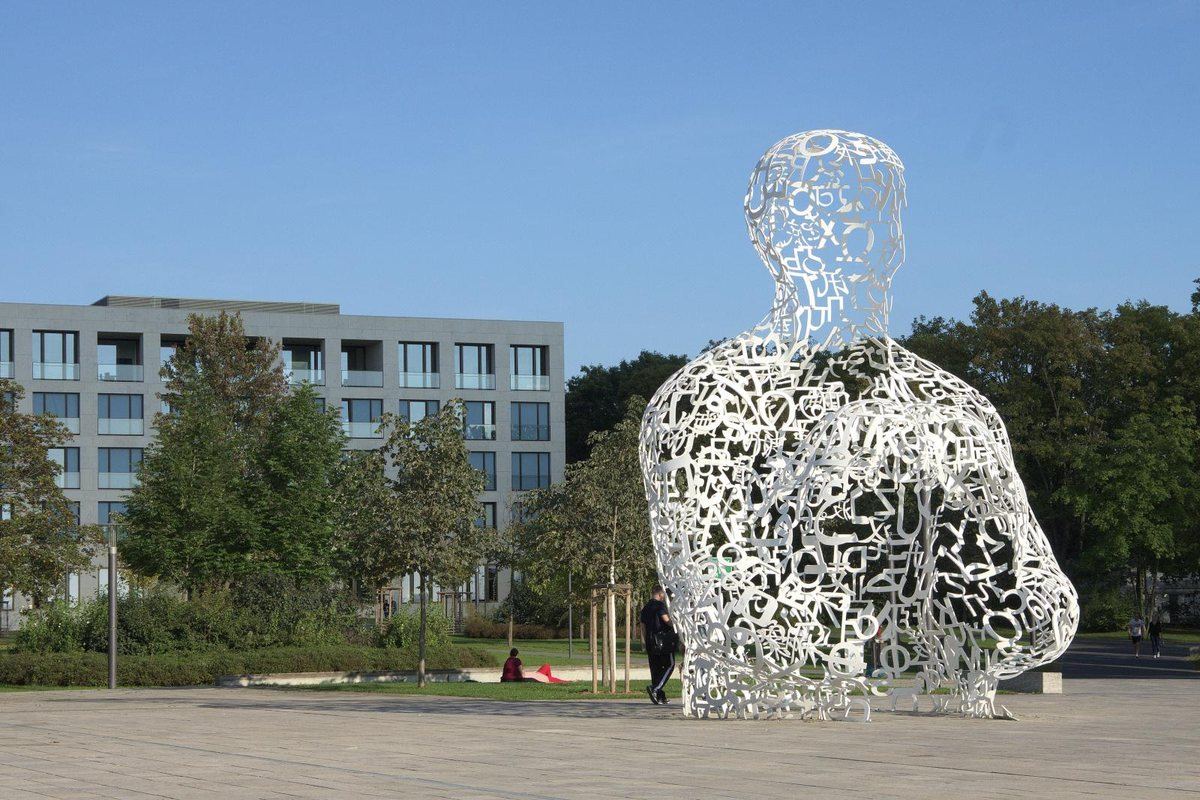 Die Skulptur Body of Knowledge auf dem Campus Westend der Goethe-Universität
